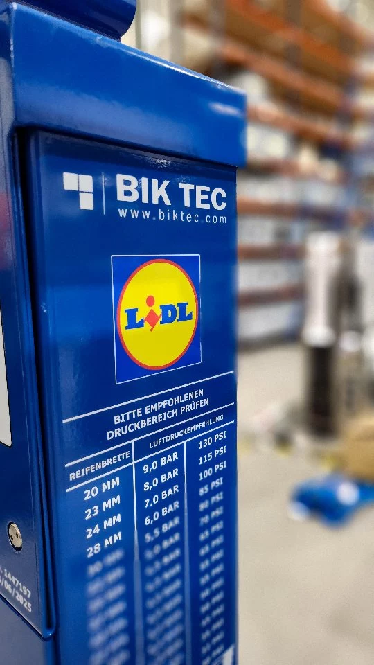 🚴‍♂️ Już od lat nasze stacje naprawy rowerów IBOMBO wspierają klientów sklepów @lidlpolska w Polsce.
Teraz czas na kolejny krok! 🌍 Dzięki współpracy z naszym partnerem BIKC TEC, nasze stacje będą służyć również osobom robiącym zakupy w Lidlach w Niemczech 🇩🇪.

Duma, rozwój i rowerowa pasja – to nasza codzienność 💪 jak sobota, to tylko do Lidla!

#IBOMBO #Lidl #BIKTEC #StacjaNaprawyRowerów #MadeInPoland #RoweremDoLidla #RowerowaPolska #RoweroweNiemcy #zakupy